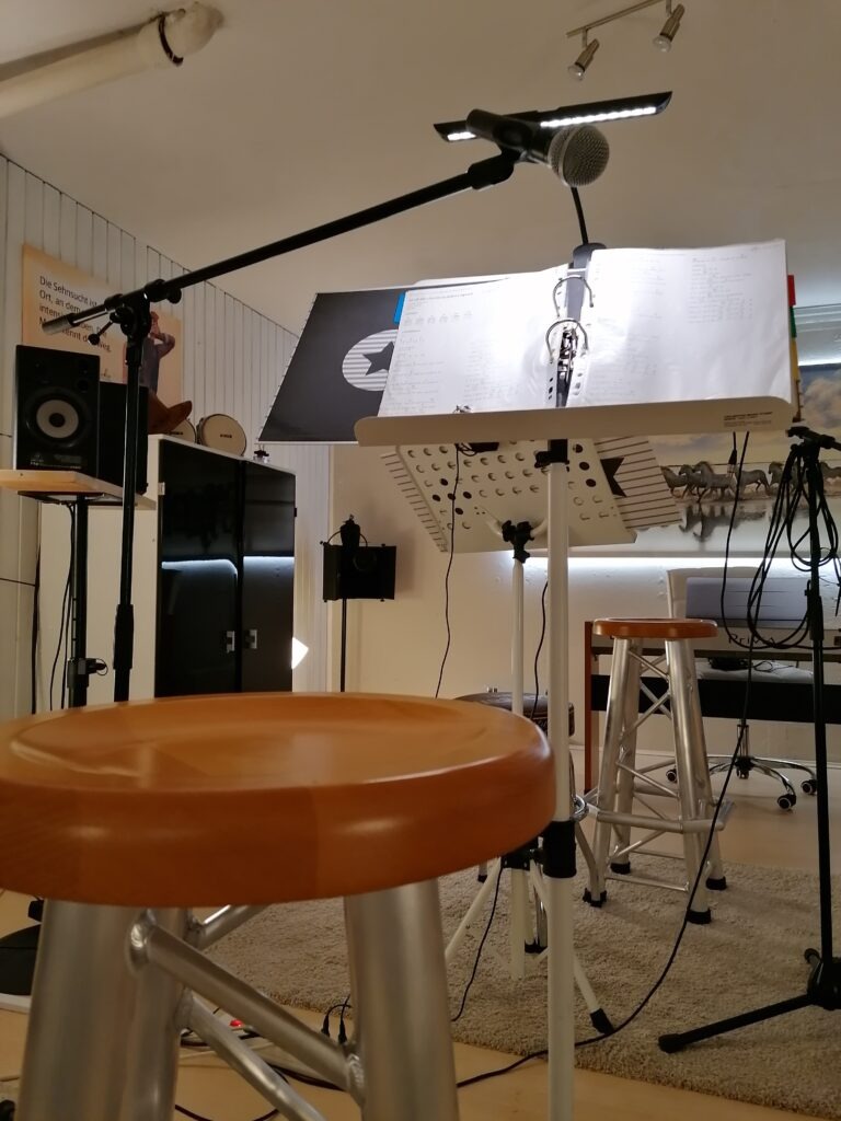 Gitarrenstuhl und Mikrofonständer im Studio VocalStudio BACKSTAGE